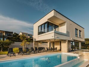 Villa 4BD per fino a 10 ospiti, grande piscina riscaldata, idromassaggio, sauna, palestra e pista da bowling.