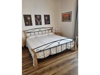 Schlafzimmer mit Doppelbett