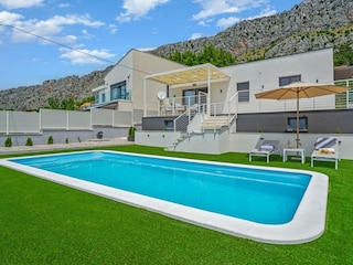 A private swimming pool 9m x 3,7m, a sun deck area with