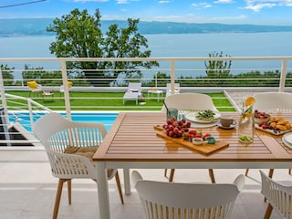 Villa La Vita offers an outdoor dining area with magnif