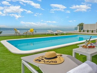 Large swimming pool of 33 m2, with a spacious sunbathin