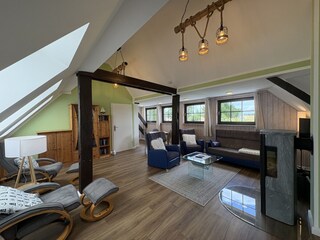 Wohnzimmer mit Kamin 1. OG