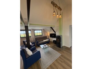 Wohnzimmer mit Kamin 1. OG