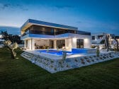 VILLA WITH BEAUTIFUL SWIMMING POOL