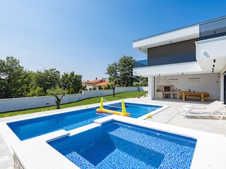 VILLA WITH BEAUTIFUL SWIMMING POOL