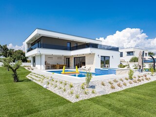VILLA MIT SCHÖNEM SCHWIMMBAD
