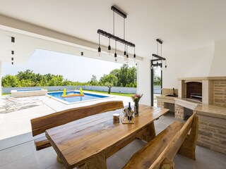 VILLA MIT SCHÖNEM SCHWIMMBAD