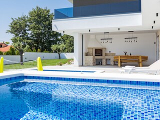 VILLA MIT SCHÖNEM SCHWIMMBAD