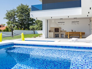 VILLA WITH BEAUTIFUL SWIMMING POOL