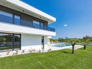 VILLA MIT SCHÖNEM SCHWIMMBAD