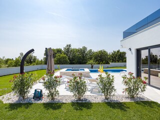 VILLA MIT SCHÖNEM SCHWIMMBAD