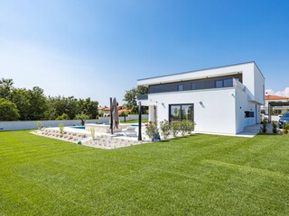 VILLA MIT SCHÖNEM SCHWIMMBAD