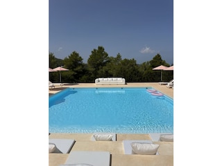 großer Pool ohne  zugesetzten Chlor