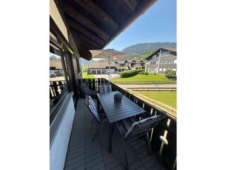 Balkon mit Schirm , Tisch und Liege