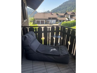 Entspannt unterm Schirm auf dem Balkon liegen