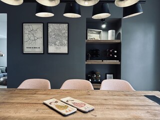 TIDE4 Apartment 8 Essbereich mit Weinregal