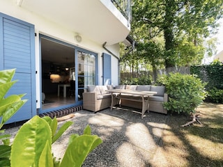 Großzügige Terrasse mit Zugang zum Wohnzimmer