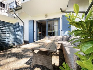 Sonnige Terrasse mit Lounge-Möbeln