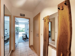 Flur mit Spiegel & Blick in Richtung Wohnzimmer