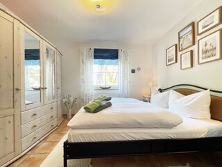 Schlafzimmer mit viel Stauraum