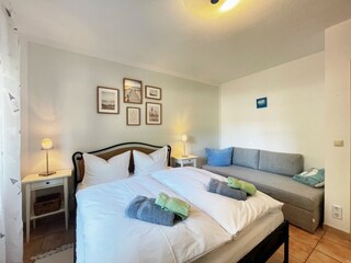 Schlafzimmer mit Doppelbett & zusätzlicher Schlafcouch