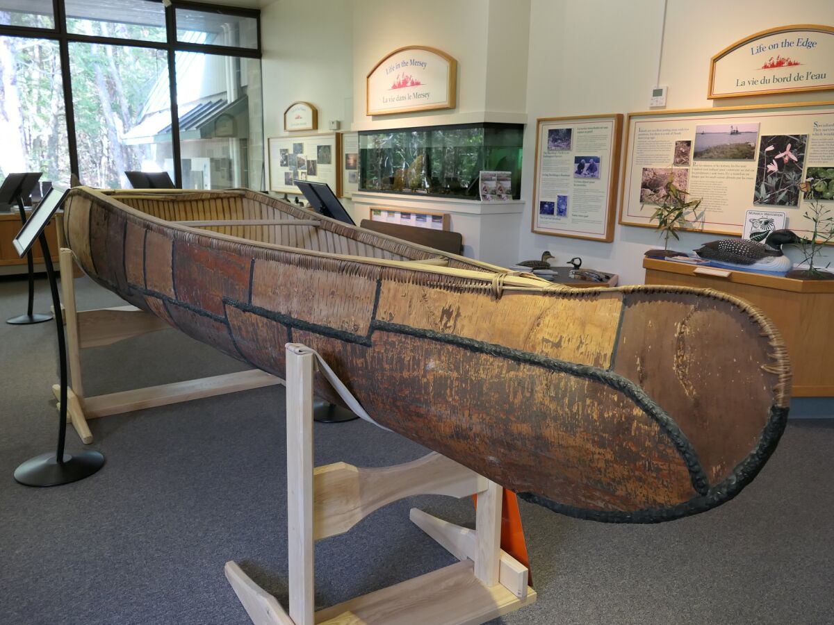 Mi'kmaq Canoe aus Birkenrinde (Kejimkujik Nat. Park)