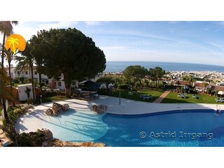 Pool des Resorts mit Meerblick und Rasen-Liegenflächen