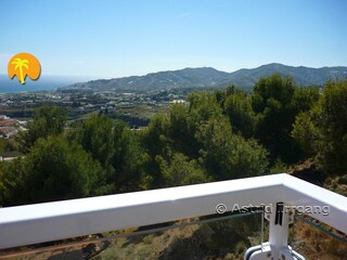 Blick bis in die Hügel hinter Nerja, auf Nerjas Zentrum