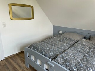 Schlafzimmer mit Doppelbett