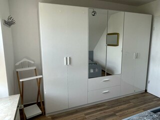 großer Kleiderschrank
