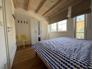 2. Schlafzimmer mit großem 180er Doppelbett