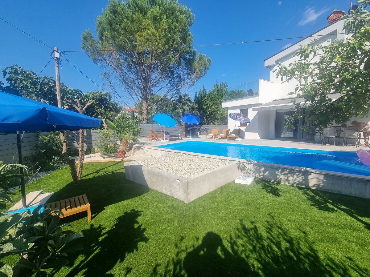 Garden and Pool terrace of the holiday home