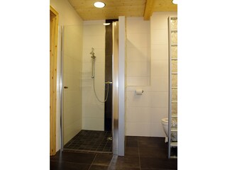 Ebenerdige Dusche und WC