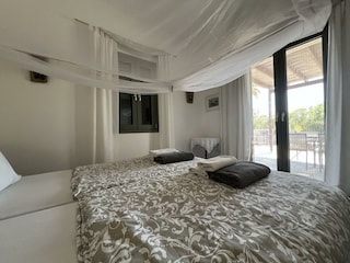 Schlafzimmer 2 mit Zugang zu Terrasse Süd/West