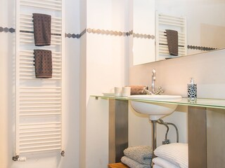 Großes Bad mit Dusche im 1. OG