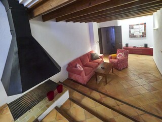 Offener Wohnbereich mit Kamin – Genießen Sie die Abende