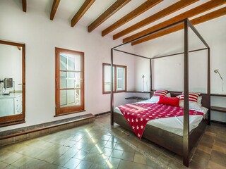 1. Schlafzimmer im 1. OG mit Ausgang zur Terrasse