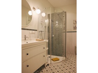 Stilvolles Bad mit Runddusche