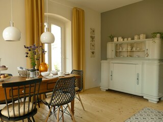 Die Küche mit großem Esstisch