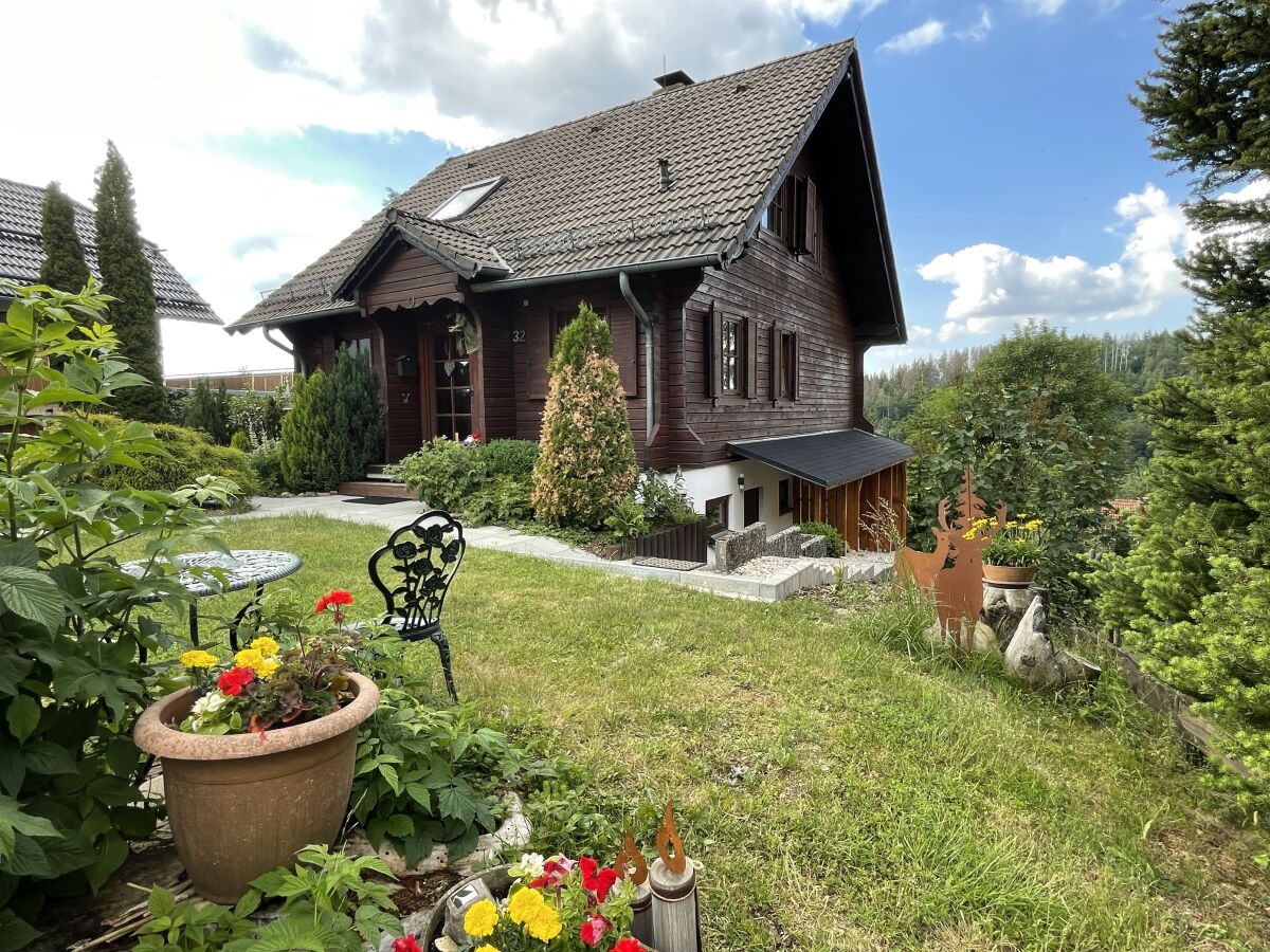 Das Ferienblockhaus liegt auf 550 Metern mit Talblick