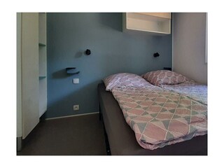 Schlafzimmer mit Doppelbett