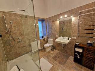 Badezimmer mit Dusche