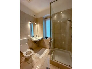 Badezimmer mit Dusche & WC