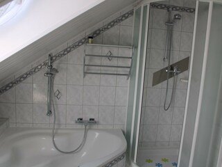 Badezimmer/Dusche und Badewanne