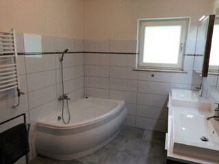 Ferienwohnung Thermenland Badezimmer Badewanne