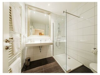 Helles, freundliches Badezimmer