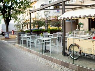 Gastgarten mit Eiswagen