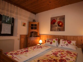 Schlafzimmer mit Doppelbett