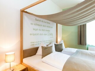 Schlafzimmer mit Himmelbett