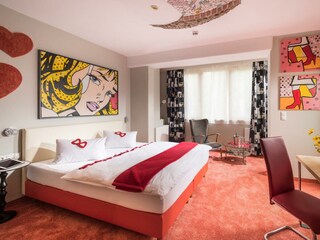 Zimmer-Pop-Art-mit-Balkon